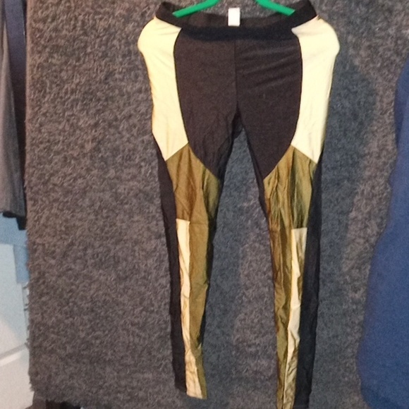 Matching activewear set size large. - Picture 7 of 9